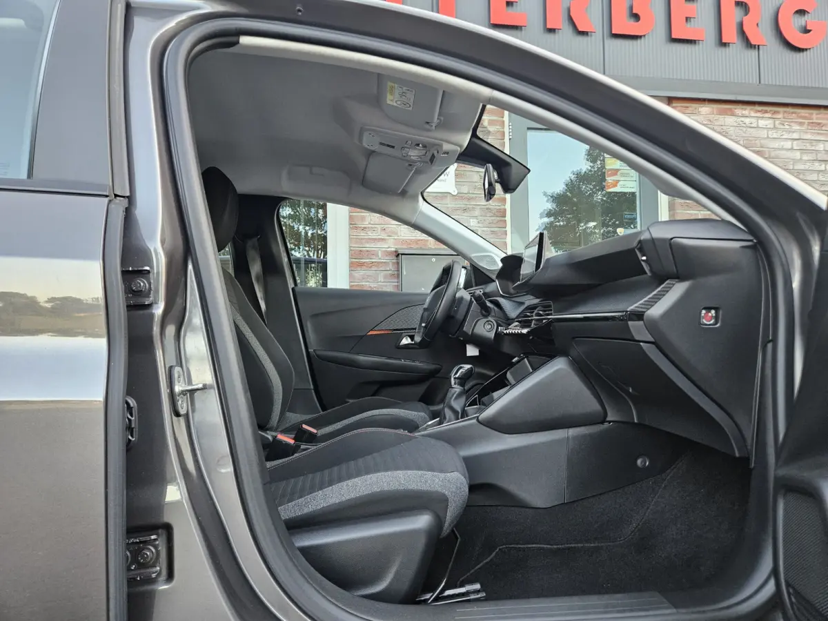 1.2 PureTech Active Carplay! NAP! Airco/Clima! Navigatie! Dealer Onderhouden! Nette Auto!