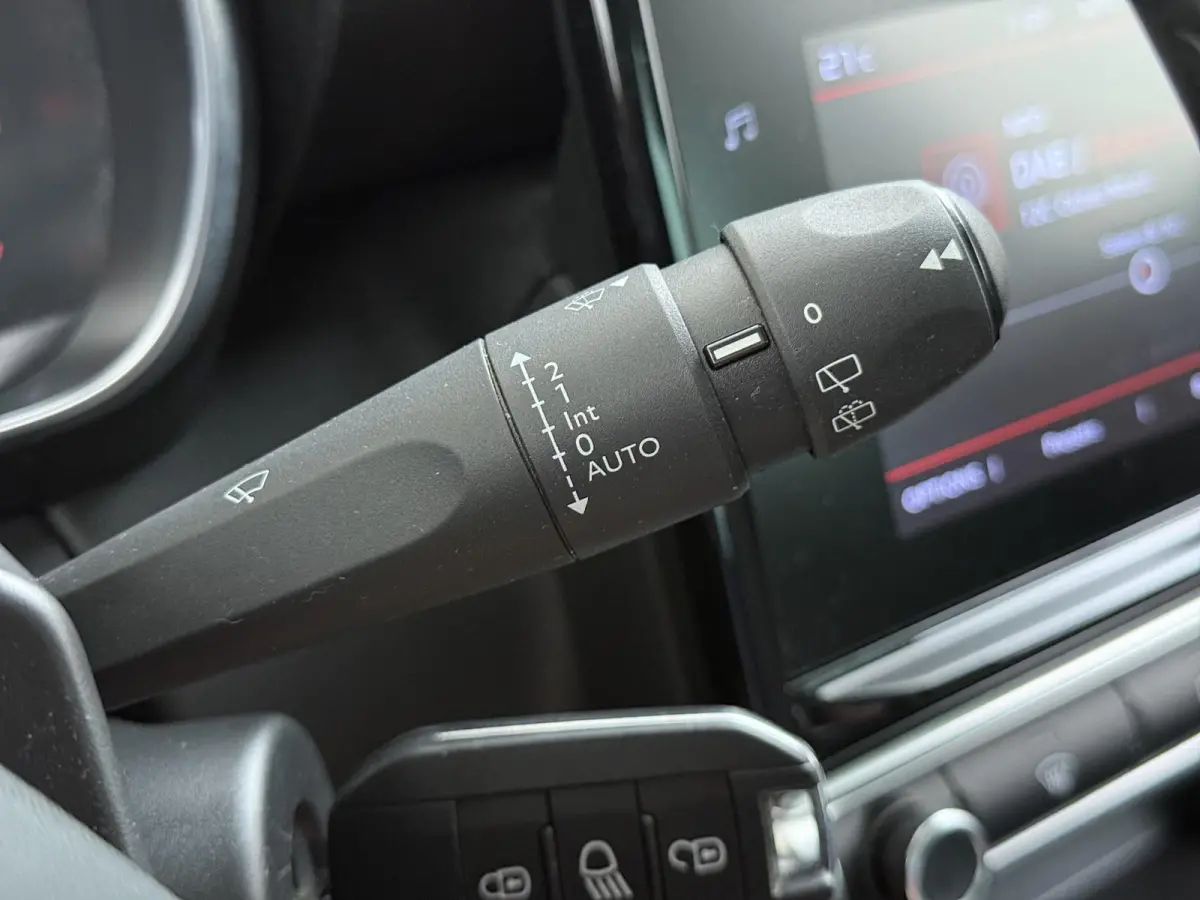 130pk Shine | 1ste eigenaar | Trekhaak | Parkeersensoren | Navigatie | LED lampen | AUTOMAAT