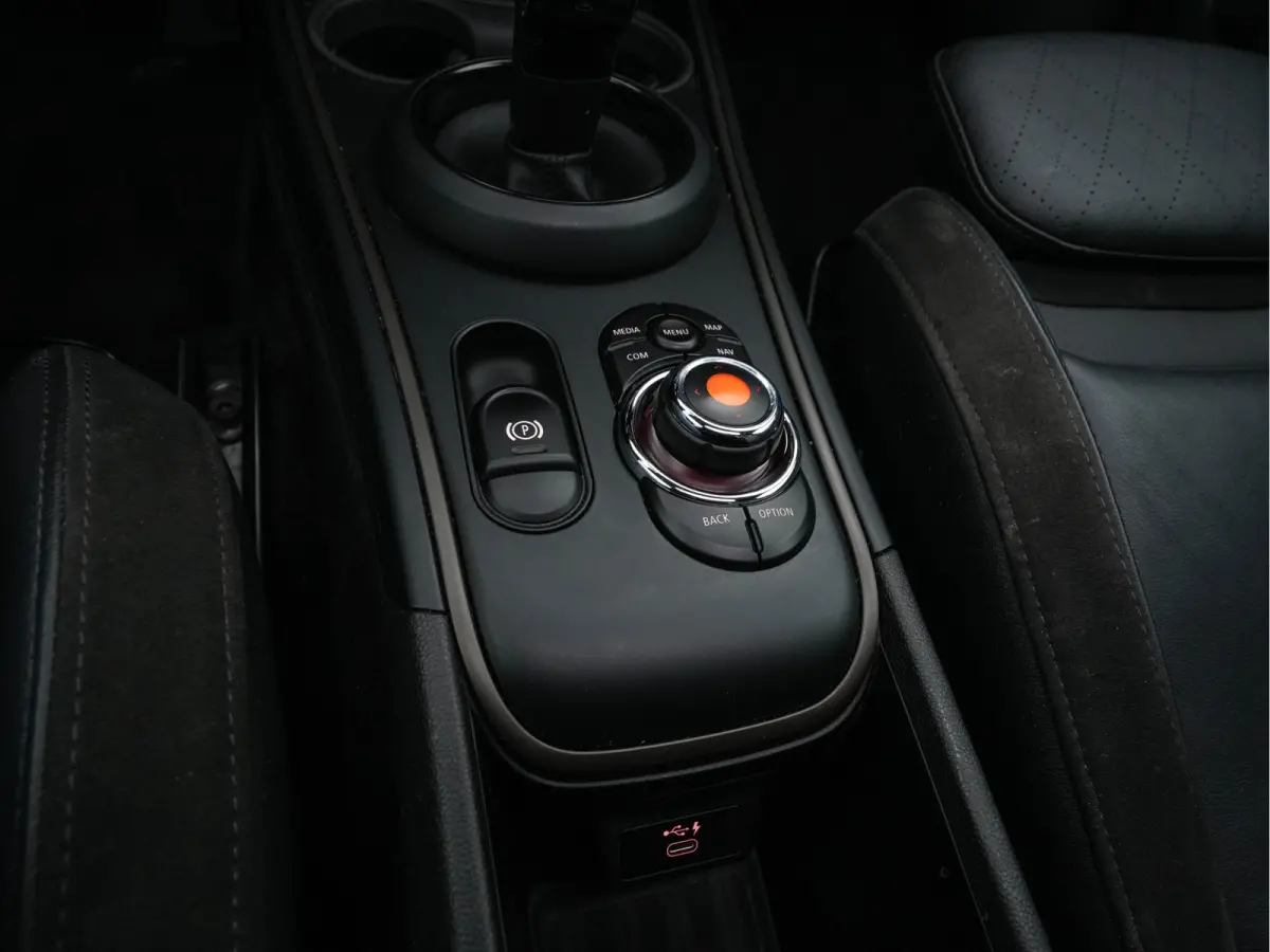 Mini 1.5 Cooper Chili Aut. *PANO | LEATHER-FABRIC | FULL-LED | HARMAN/KARDON | HEATED-SPORTSEATS | KEYLESS | NAVI-FULLMAP | PRIVACY-GLASS | AMBIENTLIGHT | ECC | PDC | CRUISE | 18''ALU*