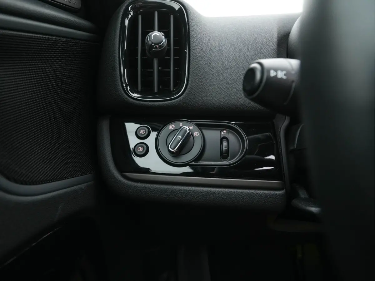 Mini 1.5 Cooper Chili Aut. *PANO | LEATHER-FABRIC | FULL-LED | HARMAN/KARDON | HEATED-SPORTSEATS | KEYLESS | NAVI-FULLMAP | PRIVACY-GLASS | AMBIENTLIGHT | ECC | PDC | CRUISE | 18''ALU*