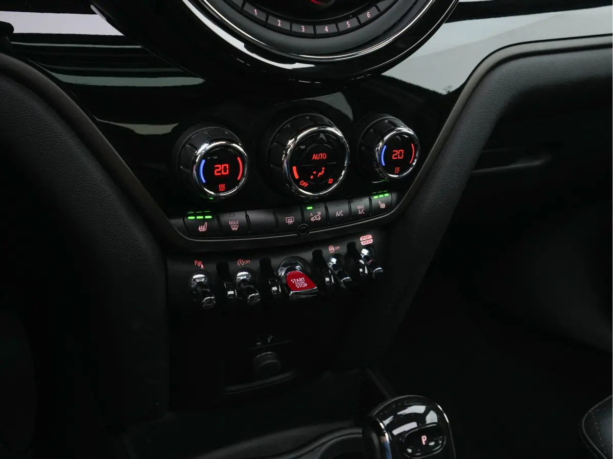 Mini 1.5 Cooper Chili Aut. *PANO | LEATHER-FABRIC | FULL-LED | HARMAN/KARDON | HEATED-SPORTSEATS | KEYLESS | NAVI-FULLMAP | PRIVACY-GLASS | AMBIENTLIGHT | ECC | PDC | CRUISE | 18''ALU*