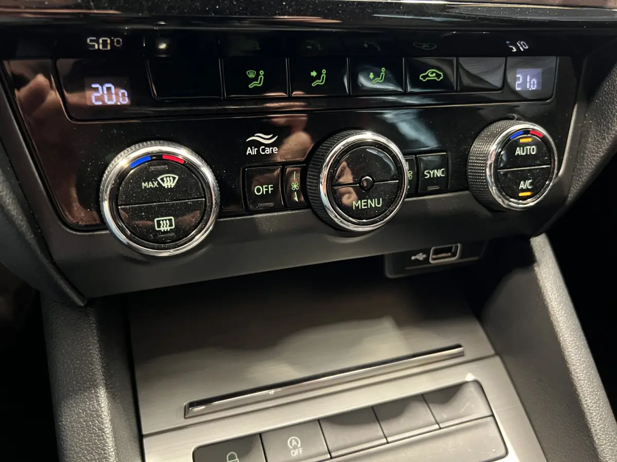 1.0 TSI Greentech Sport Business | Navigatie/Android/Apple Carplay | LM Velgen 17" | Cruise Control | Airco |