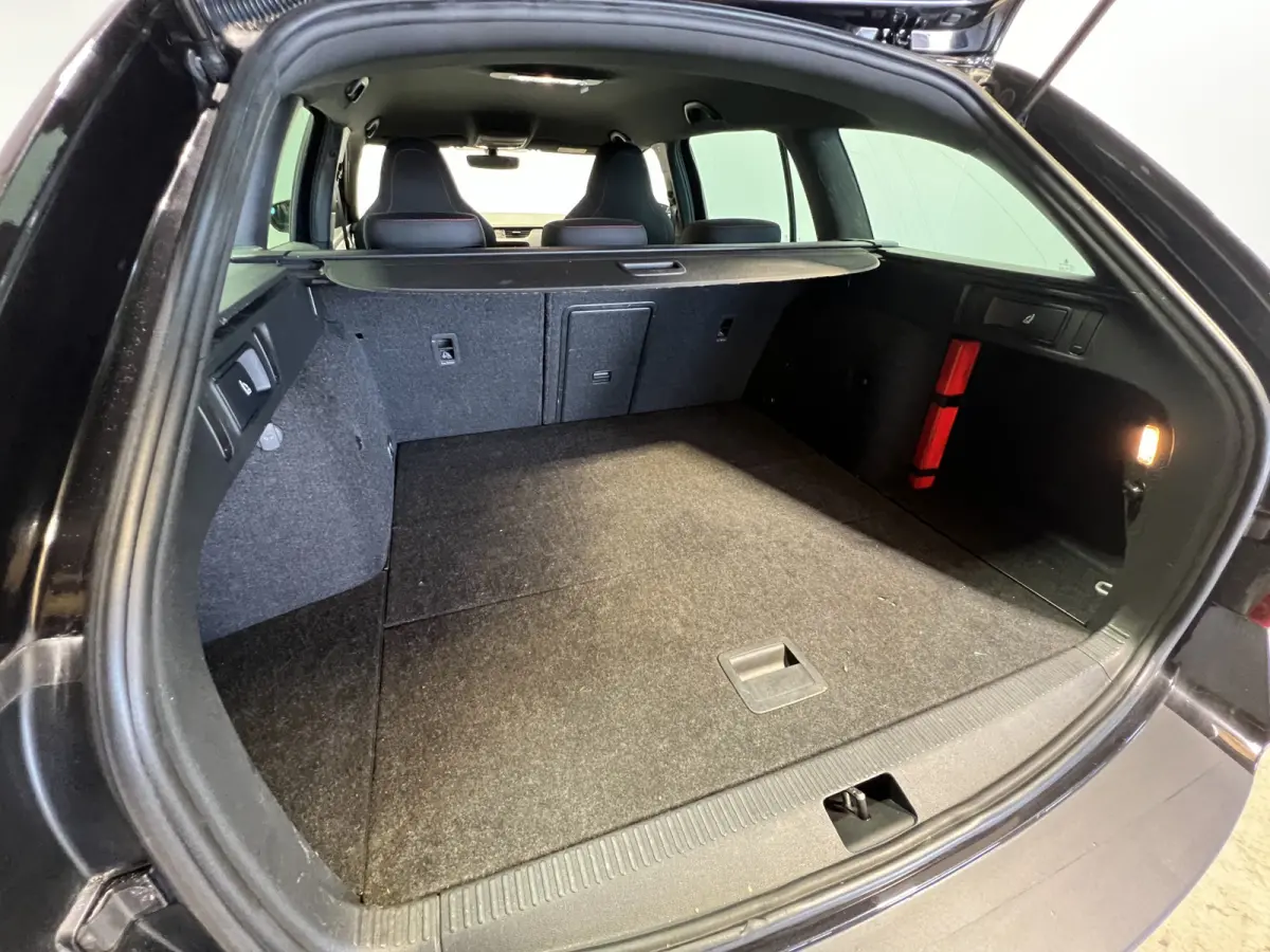 1.0 TSI Greentech Sport Business | Navigatie/Android/Apple Carplay | LM Velgen 17" | Cruise Control | Airco |