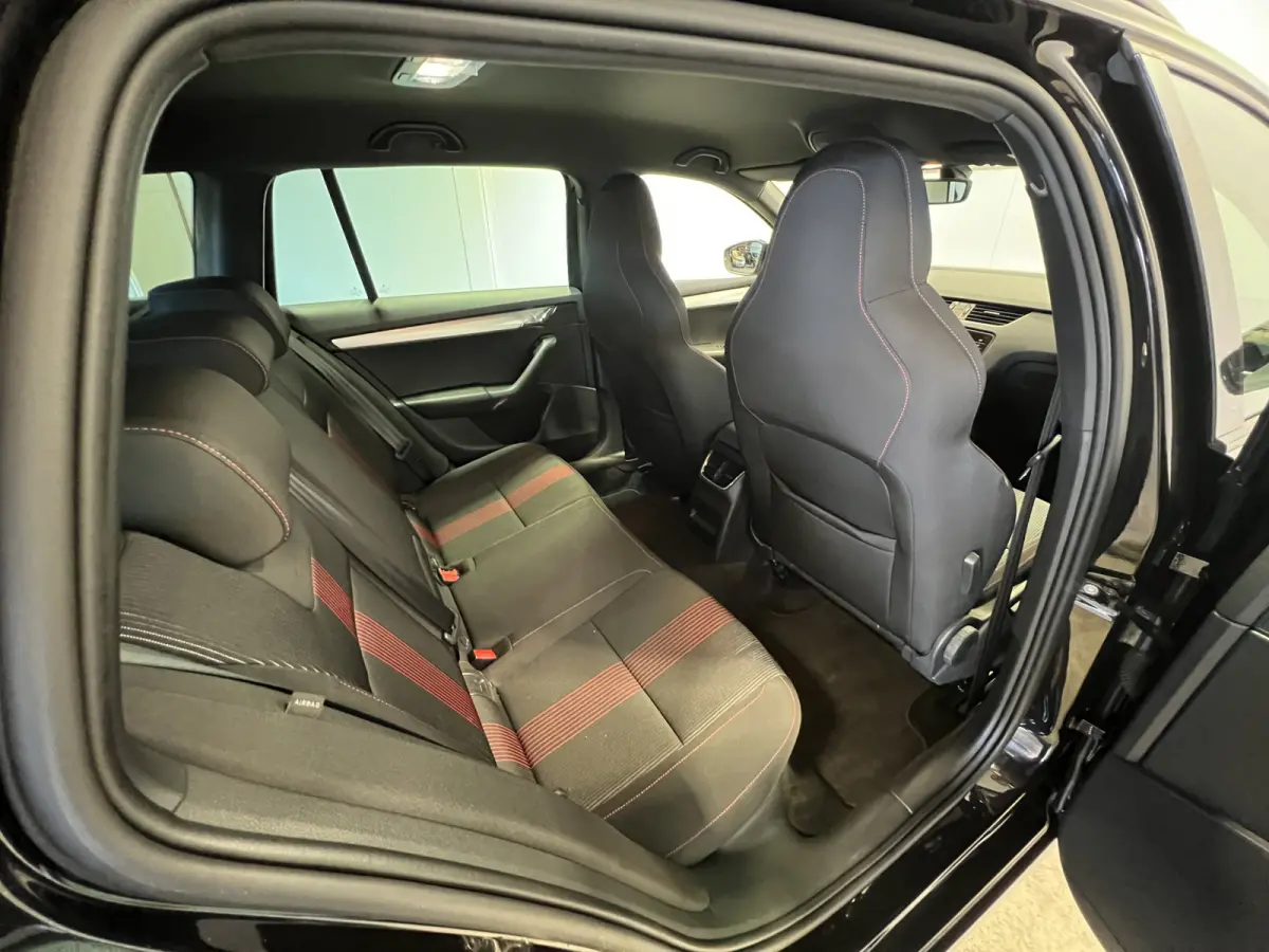 1.0 TSI Greentech Sport Business | Navigatie/Android/Apple Carplay | LM Velgen 17" | Cruise Control | Airco |