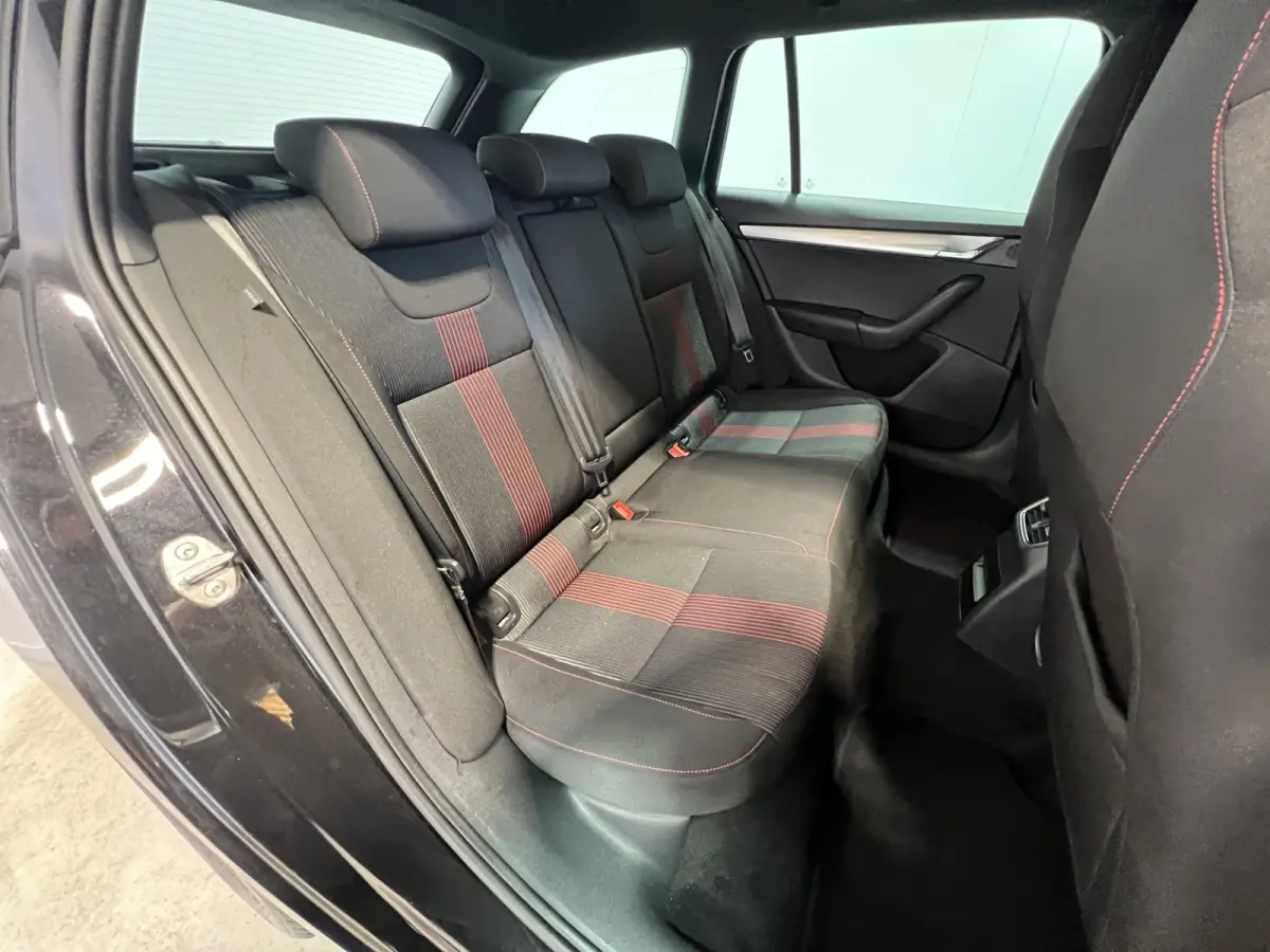 1.0 TSI Greentech Sport Business | Navigatie/Android/Apple Carplay | LM Velgen 17" | Cruise Control | Airco |