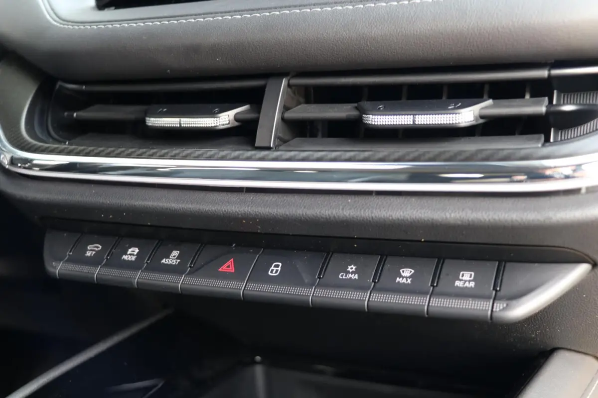 60 180PK |SPORTLINE| AdaptiveCruise AppleCarplay Sportzetels Stoel/stuur verwarming Camera 111000KM BJ2021