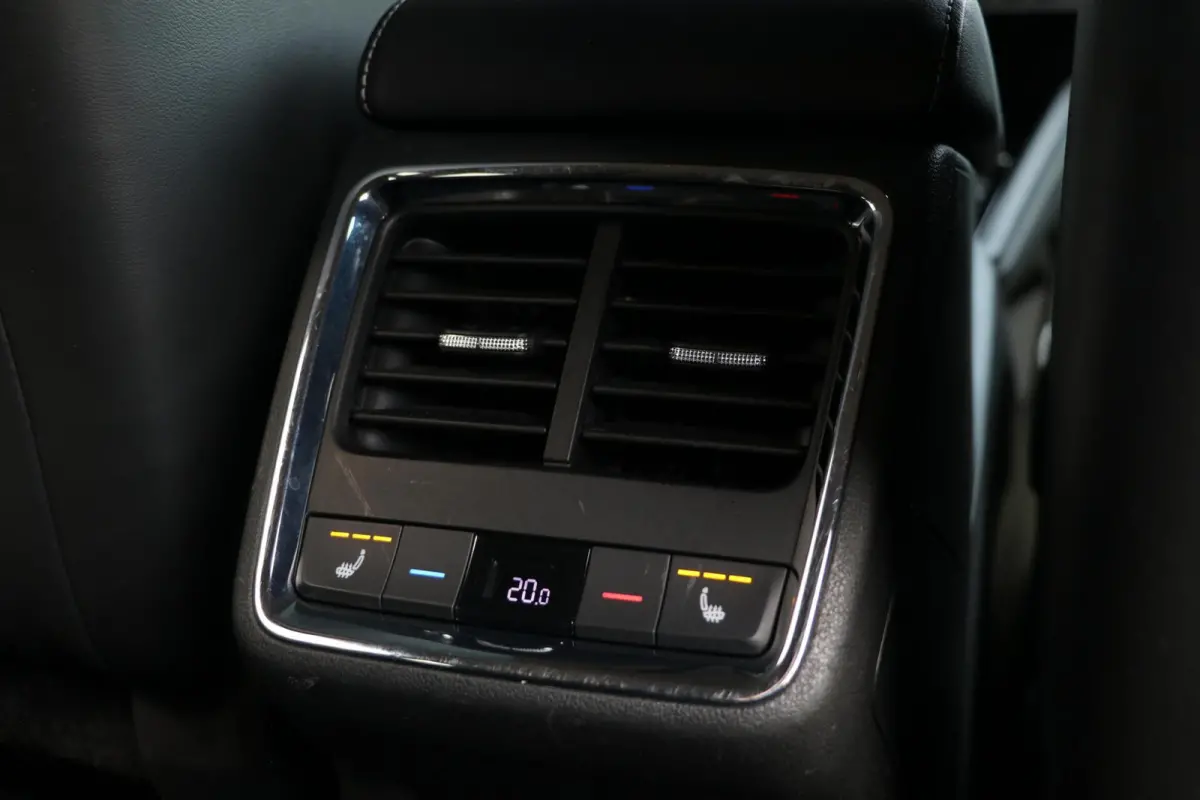 60 180PK |SPORTLINE| AdaptiveCruise AppleCarplay Sportzetels Stoel/stuur verwarming Camera 111000KM BJ2021
