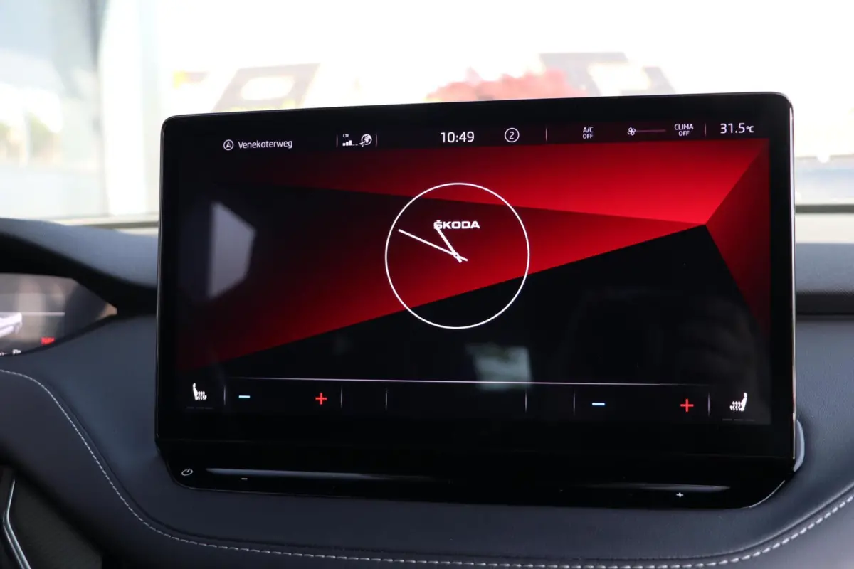 60 180PK |SPORTLINE| AdaptiveCruise AppleCarplay Sportzetels Stoel/stuur verwarming Camera 111000KM BJ2021