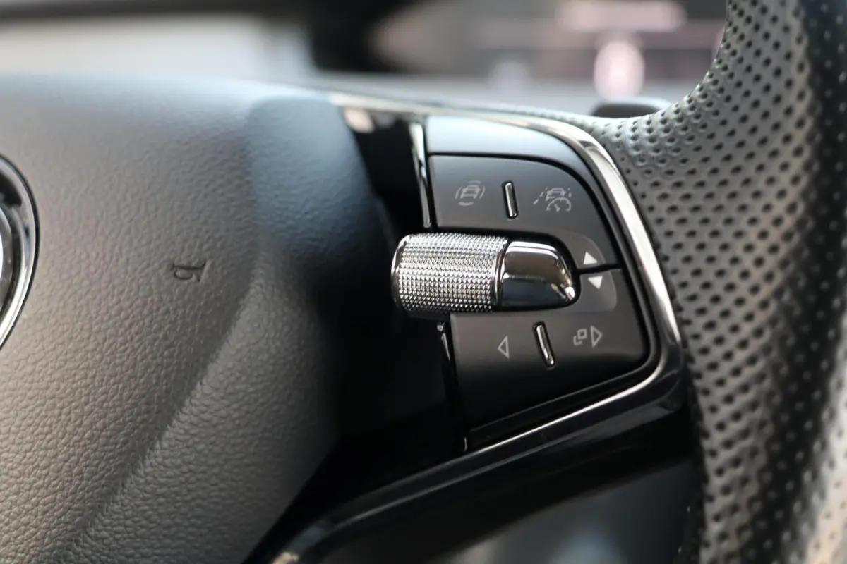 60 180PK |SPORTLINE| AdaptiveCruise AppleCarplay Sportzetels Stoel/stuur verwarming Camera 111000KM BJ2021