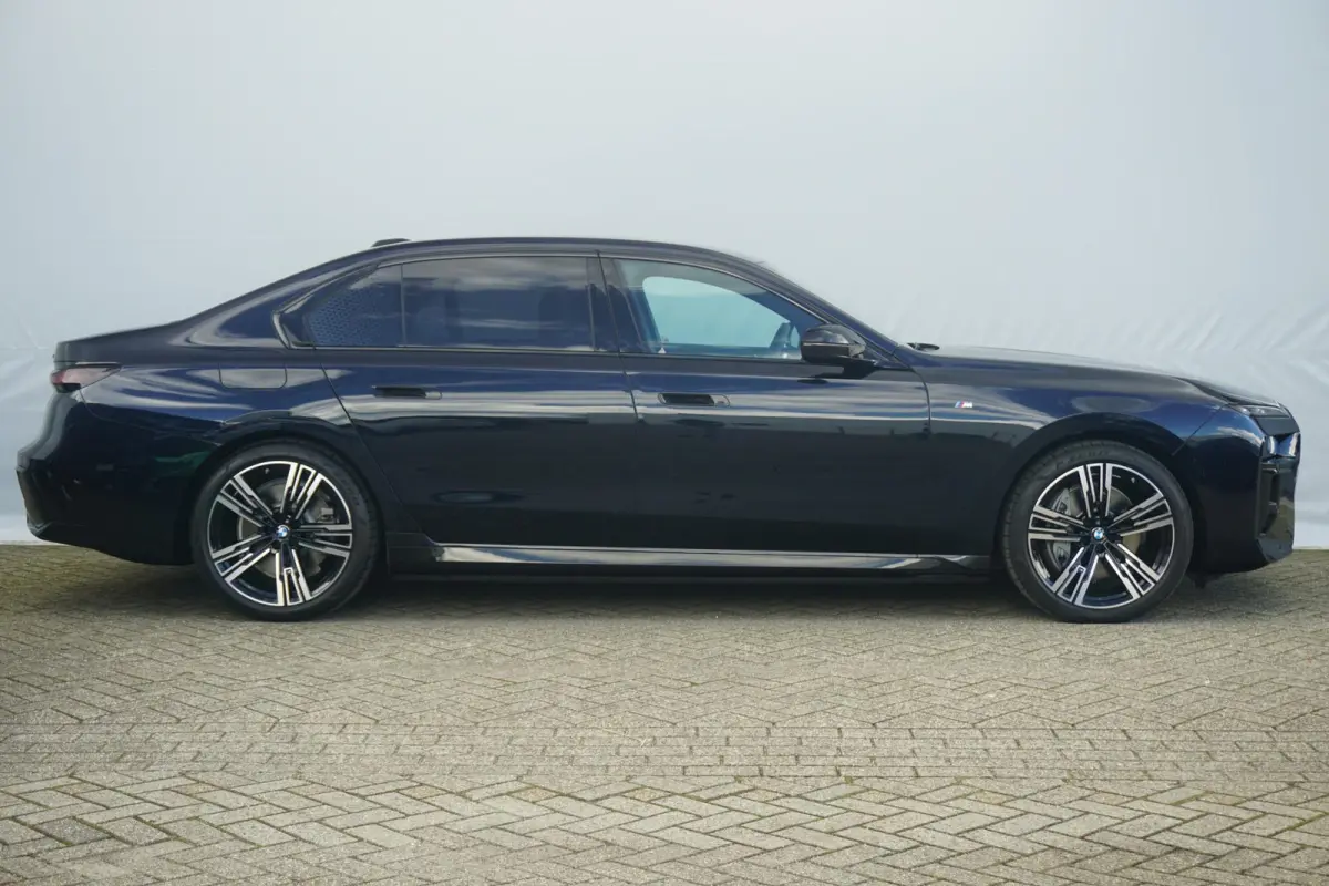 xDrive60 M Sport Individual Interieur / Skylounge / Active Steering / Connoisseur Pack