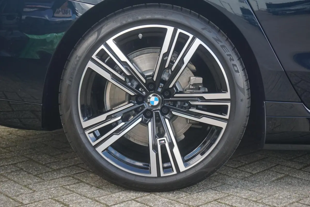 xDrive60 M Sport Individual Interieur / Skylounge / Active Steering / Connoisseur Pack