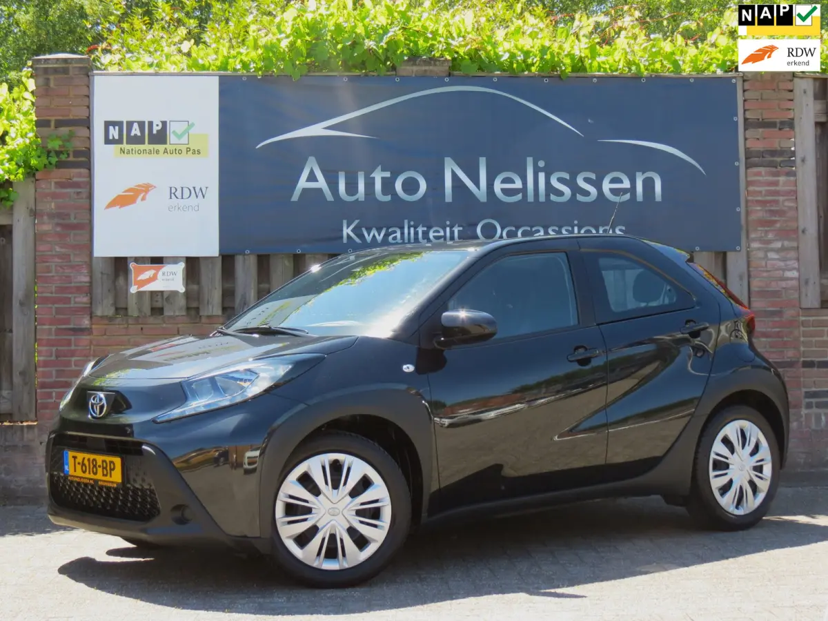 1.0 VVT-i MT Play 1e EIGENAAR | ORIGINEEL NEDERLANDS | ACHTERUITRIJCAMERA | ADAPTIVE CRUISE | DAB+ RADIO |