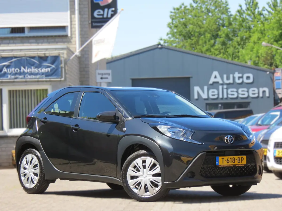 1.0 VVT-i MT Play 1e EIGENAAR | ORIGINEEL NEDERLANDS | ACHTERUITRIJCAMERA | ADAPTIVE CRUISE | DAB+ RADIO |