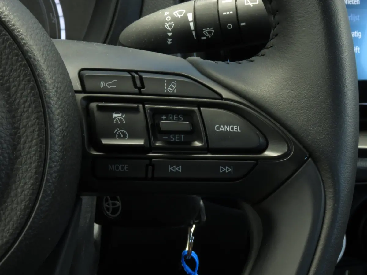 1.0 VVT-i MT Play 1e EIGENAAR | ORIGINEEL NEDERLANDS | ACHTERUITRIJCAMERA | ADAPTIVE CRUISE | DAB+ RADIO |