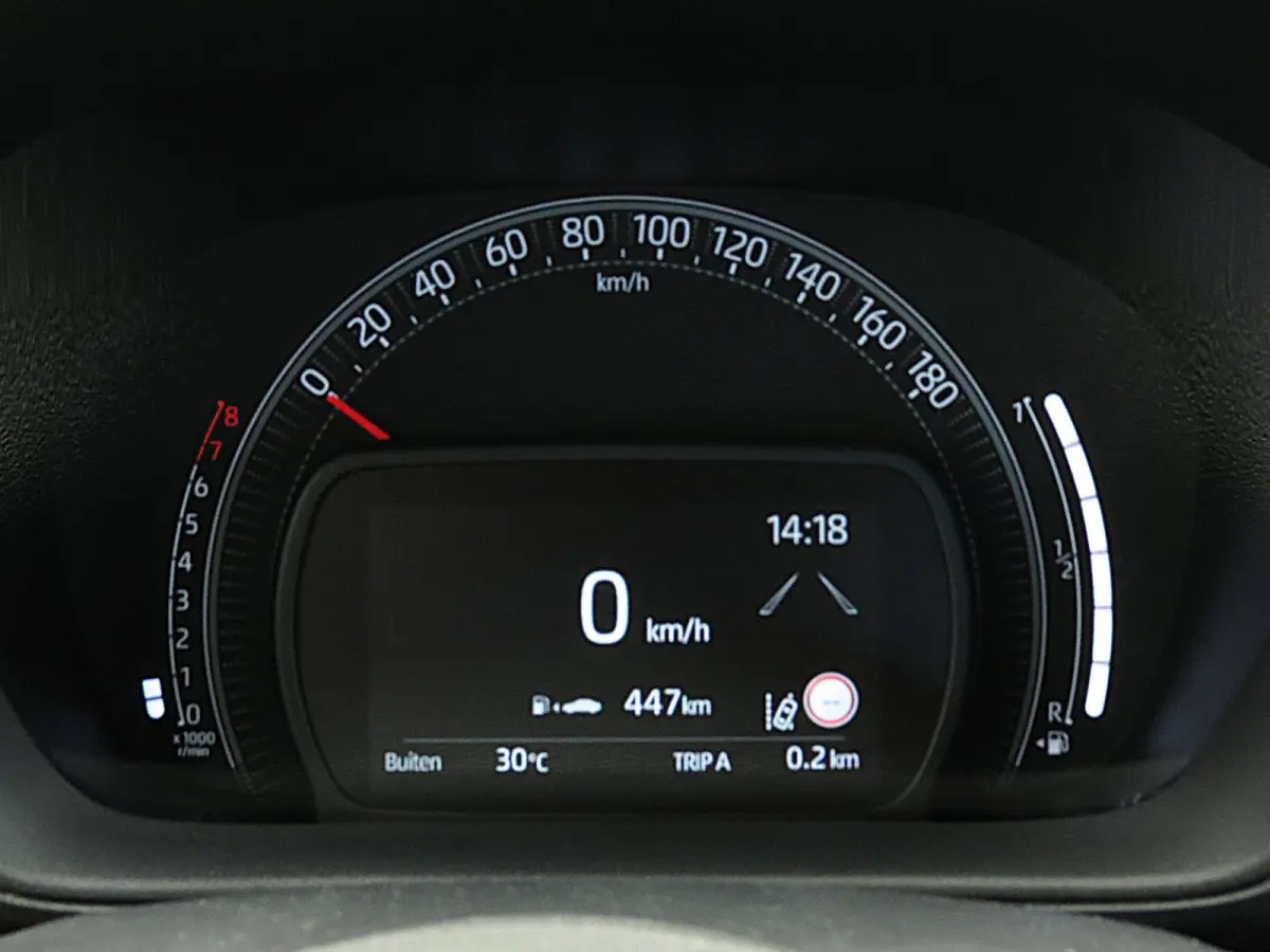 1.0 VVT-i MT Play 1e EIGENAAR | ORIGINEEL NEDERLANDS | ACHTERUITRIJCAMERA | ADAPTIVE CRUISE | DAB+ RADIO |