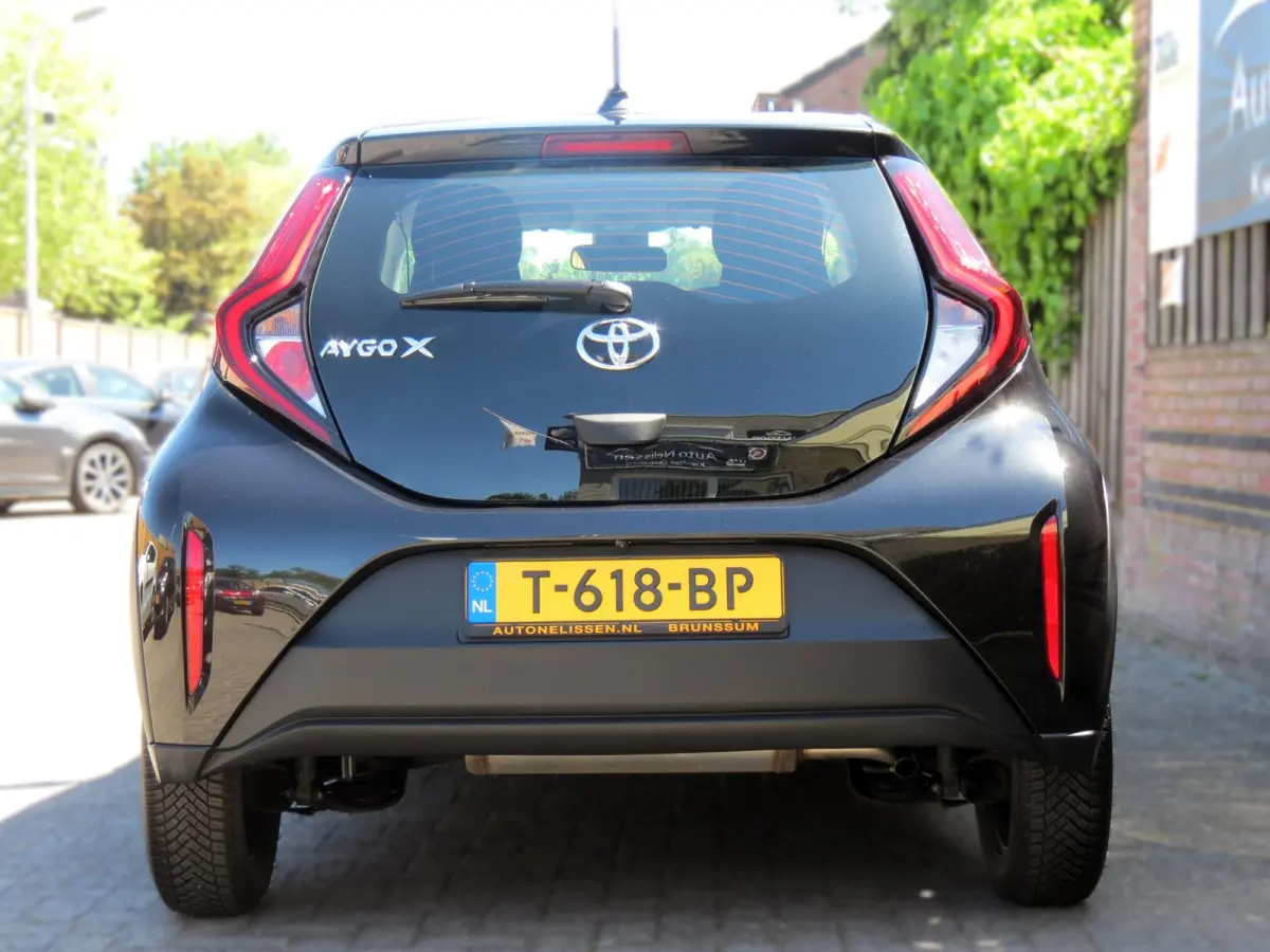 1.0 VVT-i MT Play 1e EIGENAAR | ORIGINEEL NEDERLANDS | ACHTERUITRIJCAMERA | ADAPTIVE CRUISE | DAB+ RADIO |