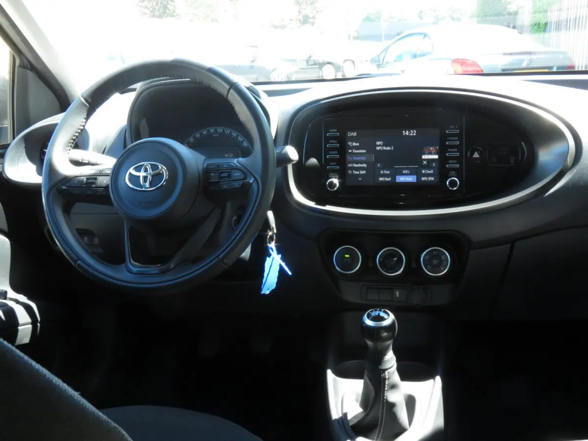 1.0 VVT-i MT Play 1e EIGENAAR | ORIGINEEL NEDERLANDS | ACHTERUITRIJCAMERA | ADAPTIVE CRUISE | DAB+ RADIO |