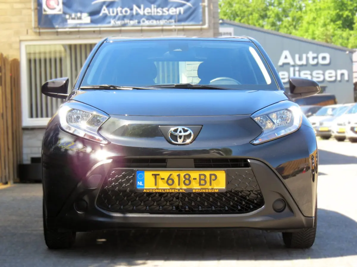 1.0 VVT-i MT Play 1e EIGENAAR | ORIGINEEL NEDERLANDS | ACHTERUITRIJCAMERA | ADAPTIVE CRUISE | DAB+ RADIO |