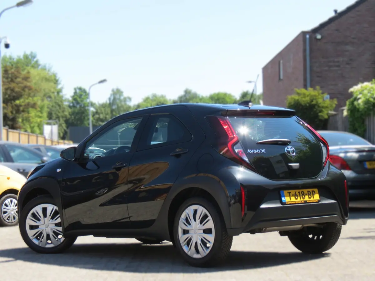 1.0 VVT-i MT Play 1e EIGENAAR | ORIGINEEL NEDERLANDS | ACHTERUITRIJCAMERA | ADAPTIVE CRUISE | DAB+ RADIO |