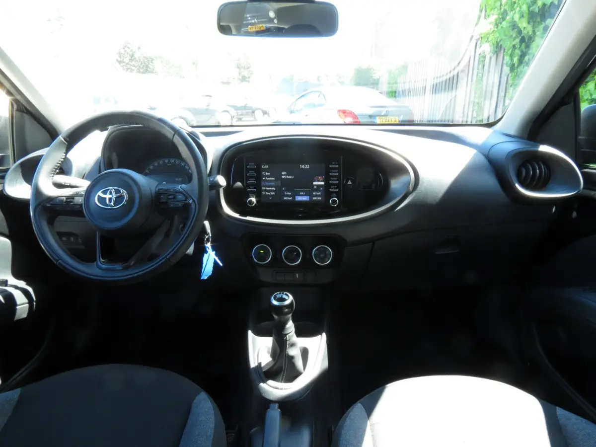 1.0 VVT-i MT Play 1e EIGENAAR | ORIGINEEL NEDERLANDS | ACHTERUITRIJCAMERA | ADAPTIVE CRUISE | DAB+ RADIO |