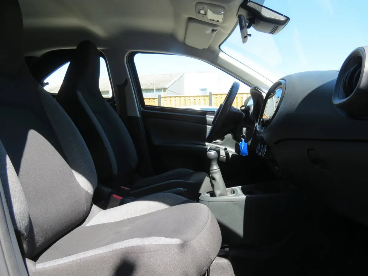 1.0 VVT-i MT Play 1e EIGENAAR | ORIGINEEL NEDERLANDS | ACHTERUITRIJCAMERA | ADAPTIVE CRUISE | DAB+ RADIO |