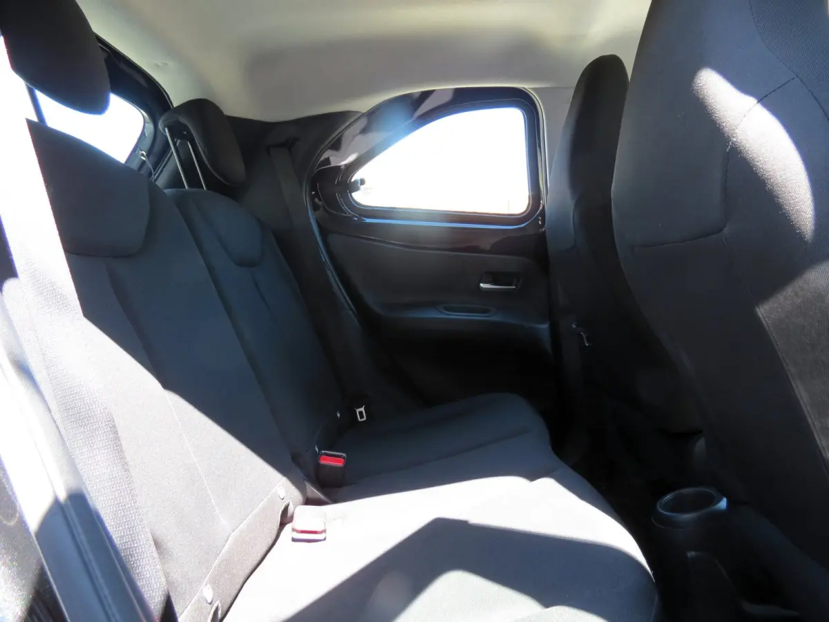 1.0 VVT-i MT Play 1e EIGENAAR | ORIGINEEL NEDERLANDS | ACHTERUITRIJCAMERA | ADAPTIVE CRUISE | DAB+ RADIO |