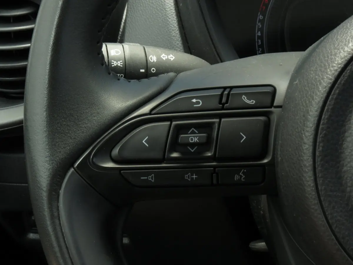 1.0 VVT-i MT Play 1e EIGENAAR | ORIGINEEL NEDERLANDS | ACHTERUITRIJCAMERA | ADAPTIVE CRUISE | DAB+ RADIO |