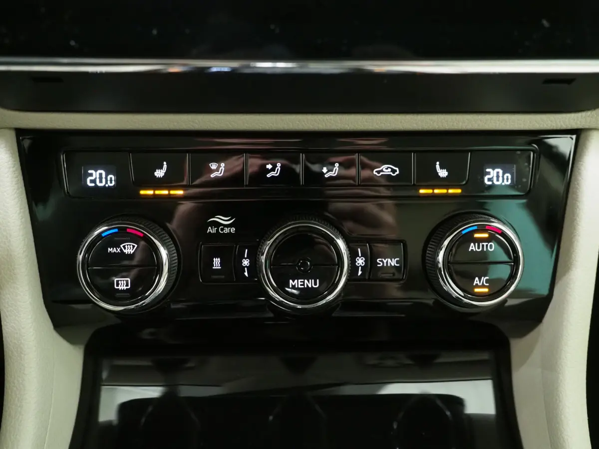 1.4 TSI iV Laurin & Klement | Leder | Trekhaak | Canton | Adaptive Cruise | Keyless | Sfeerlicht | Memory | Carplay