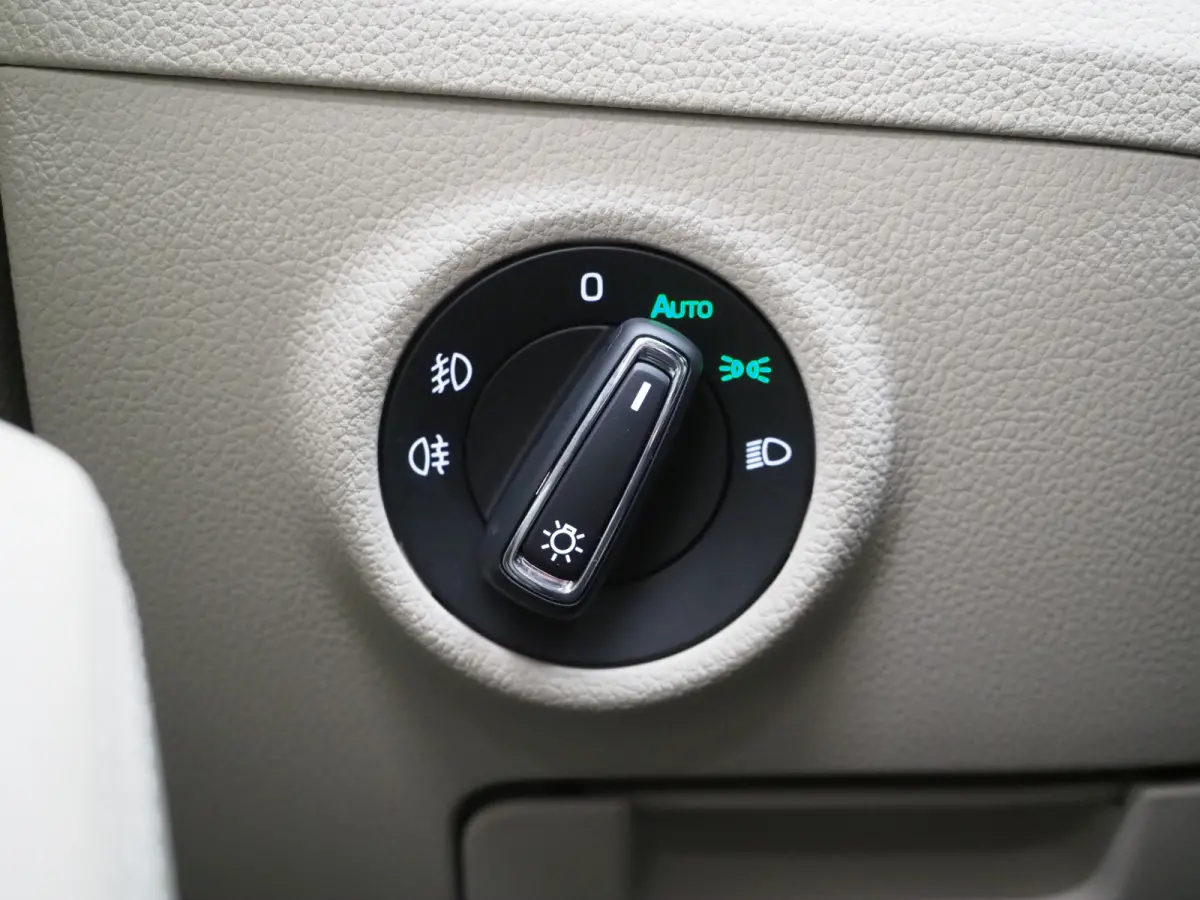 1.4 TSI iV Laurin & Klement | Leder | Trekhaak | Canton | Adaptive Cruise | Keyless | Sfeerlicht | Memory | Carplay