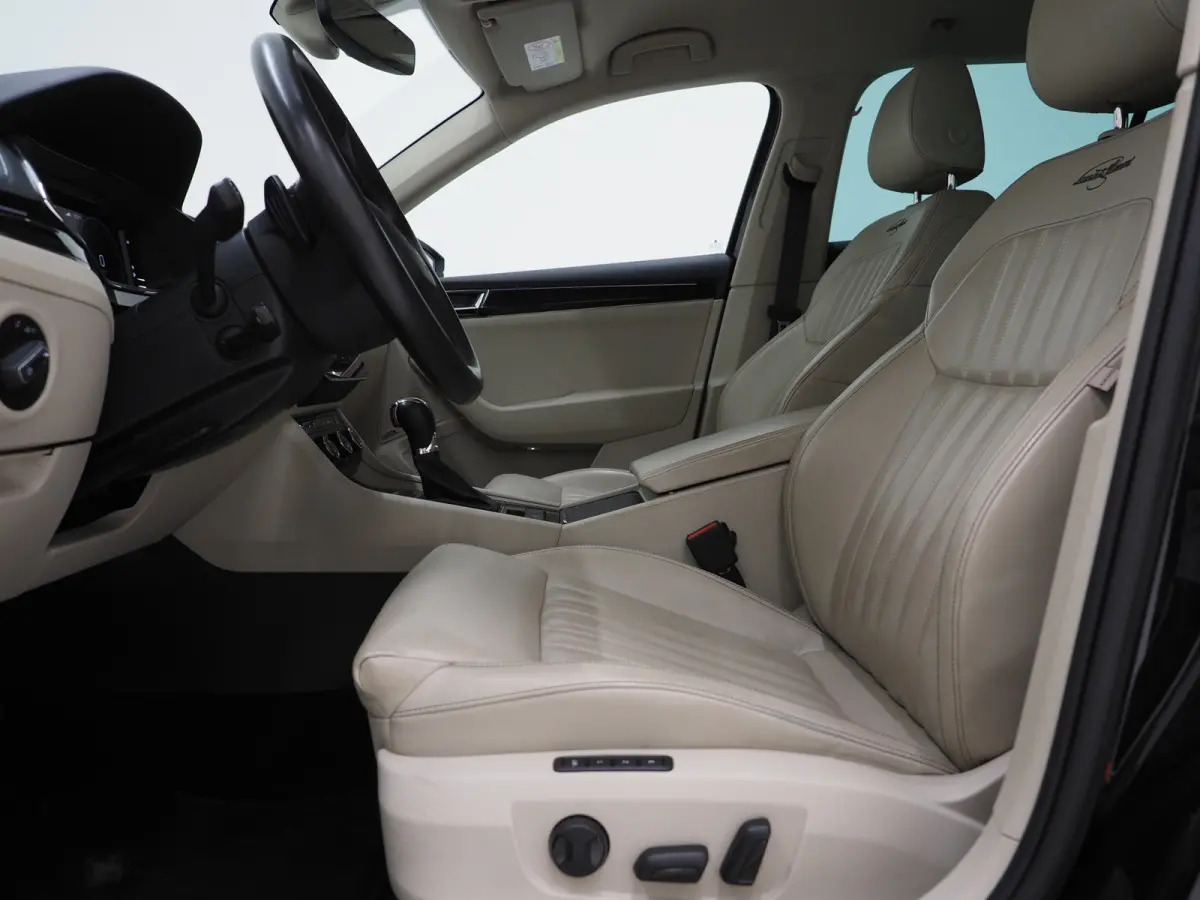 1.4 TSI iV Laurin & Klement | Leder | Trekhaak | Canton | Adaptive Cruise | Keyless | Sfeerlicht | Memory | Carplay