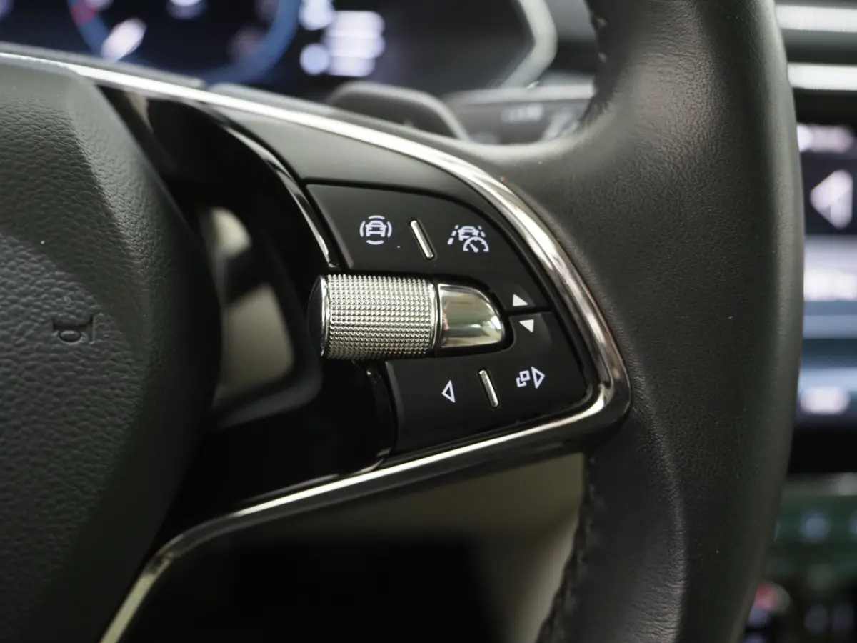 1.4 TSI iV Laurin & Klement | Leder | Trekhaak | Canton | Adaptive Cruise | Keyless | Sfeerlicht | Memory | Carplay