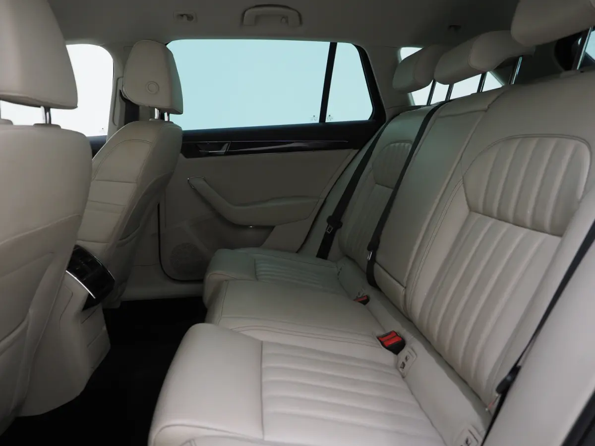 1.4 TSI iV Laurin & Klement | Leder | Trekhaak | Canton | Adaptive Cruise | Keyless | Sfeerlicht | Memory | Carplay