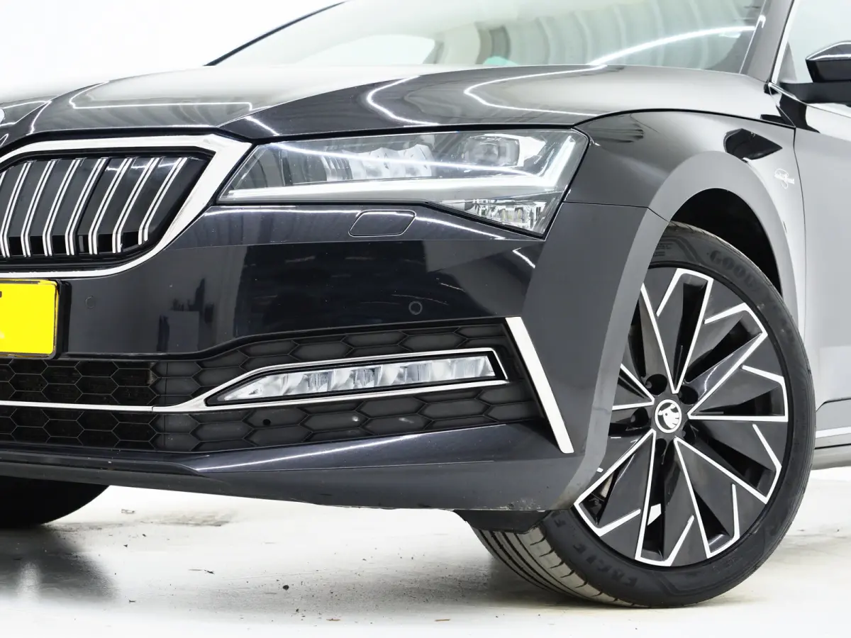 1.4 TSI iV Laurin & Klement | Leder | Trekhaak | Canton | Adaptive Cruise | Keyless | Sfeerlicht | Memory | Carplay