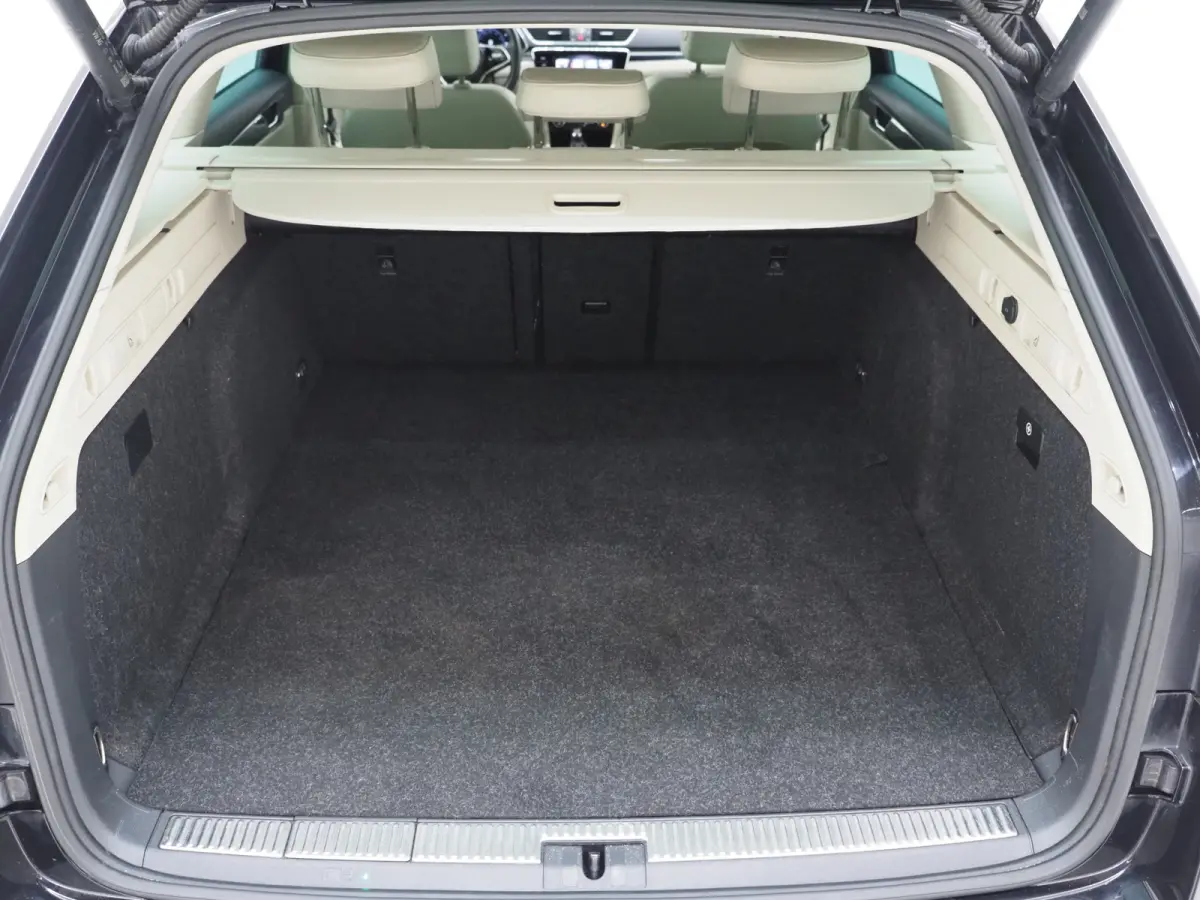 1.4 TSI iV Laurin & Klement | Leder | Trekhaak | Canton | Adaptive Cruise | Keyless | Sfeerlicht | Memory | Carplay