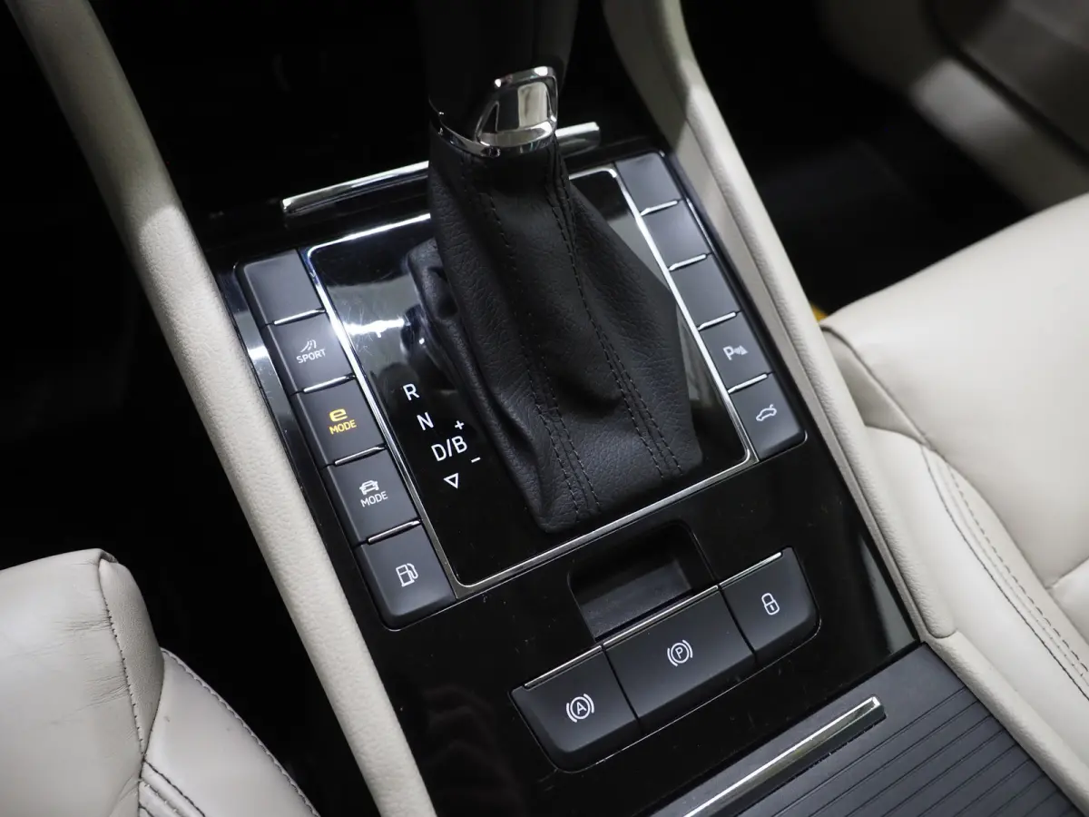 1.4 TSI iV Laurin & Klement | Leder | Trekhaak | Canton | Adaptive Cruise | Keyless | Sfeerlicht | Memory | Carplay