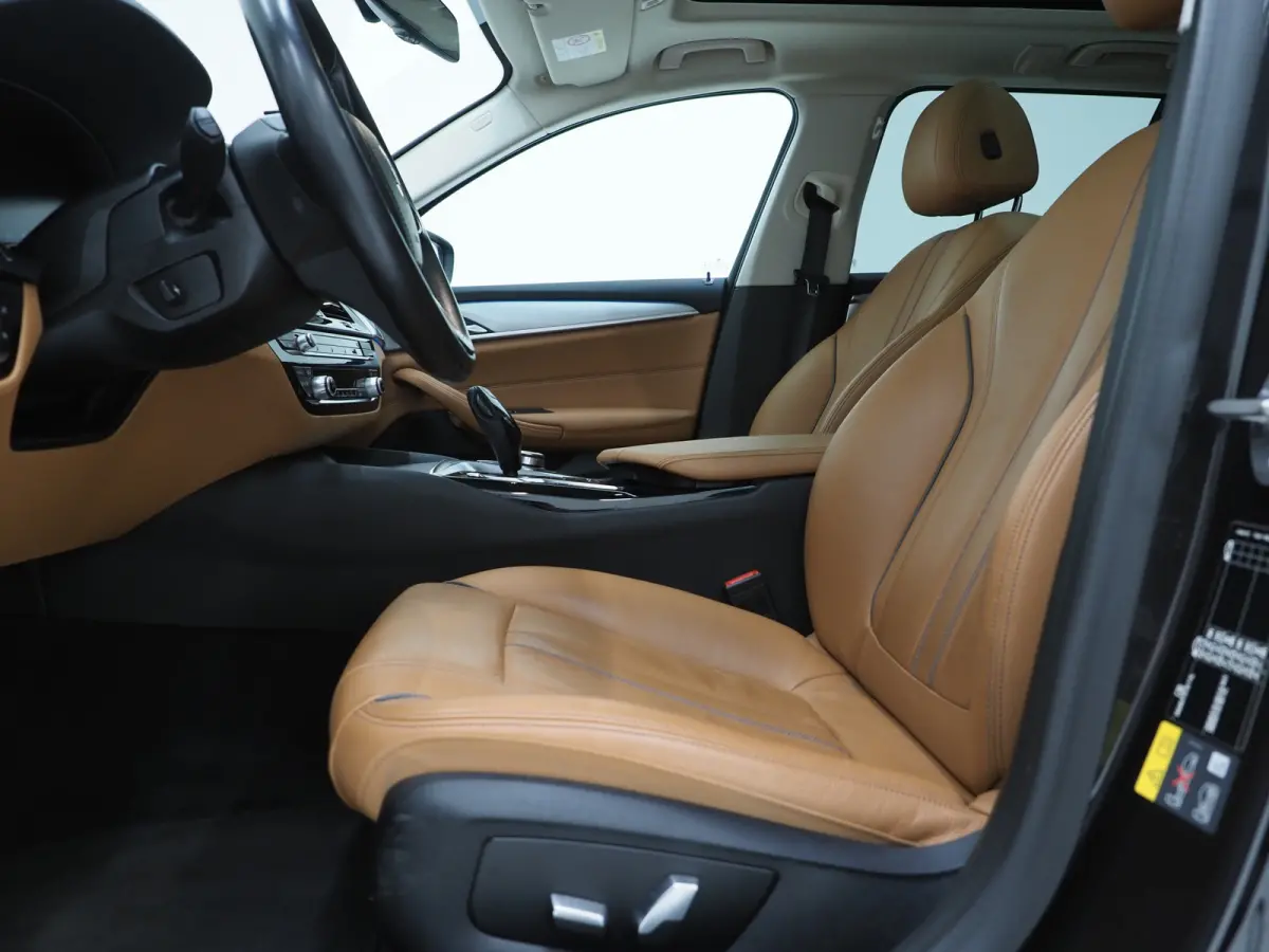 520e | Panoramadak | LED Grille | Trekhaak | Leder | HUD | 360 | Dodehoek | Sfeerlicht | Memory | Carplay