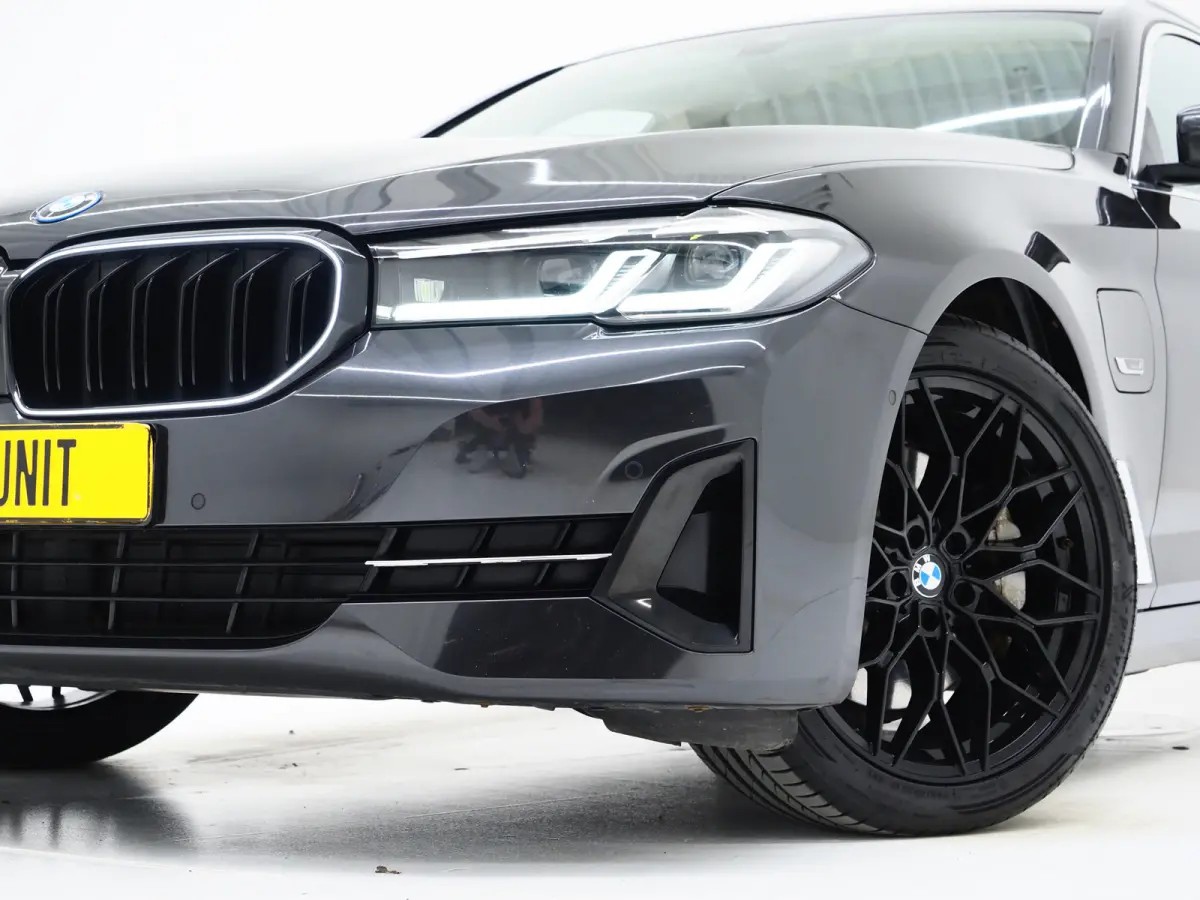 520e | Panoramadak | LED Grille | Trekhaak | Leder | HUD | 360 | Dodehoek | Sfeerlicht | Memory | Carplay