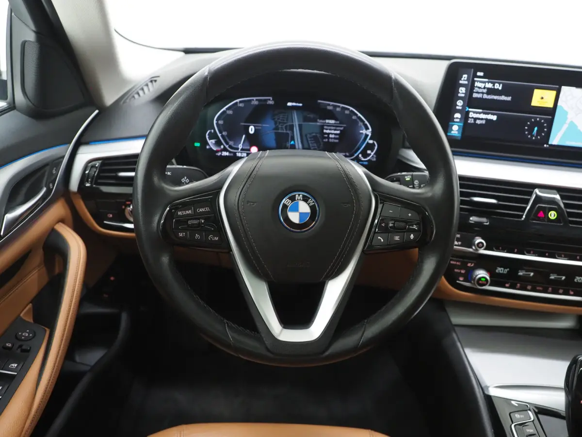 520e | Panoramadak | LED Grille | Trekhaak | Leder | HUD | 360 | Dodehoek | Sfeerlicht | Memory | Carplay