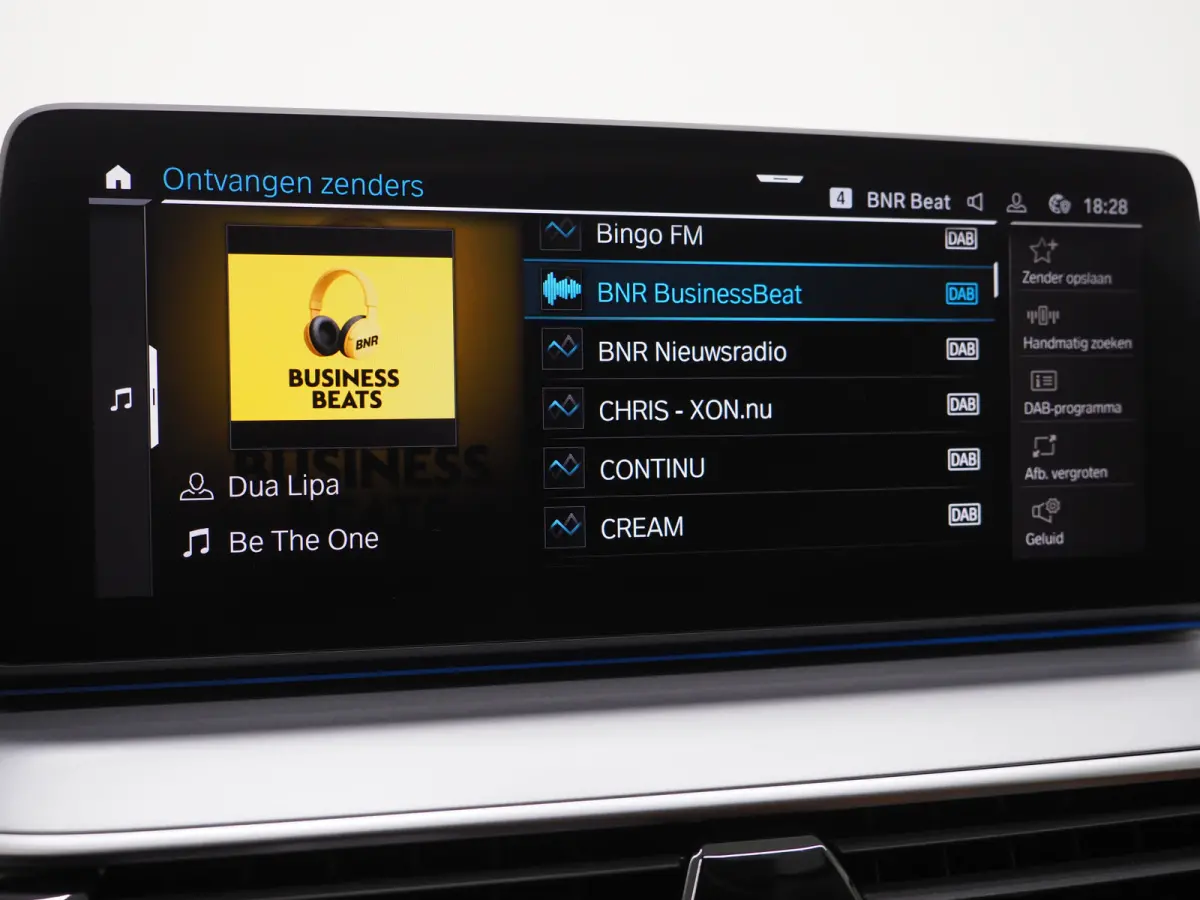 520e | Panoramadak | LED Grille | Trekhaak | Leder | HUD | 360 | Dodehoek | Sfeerlicht | Memory | Carplay
