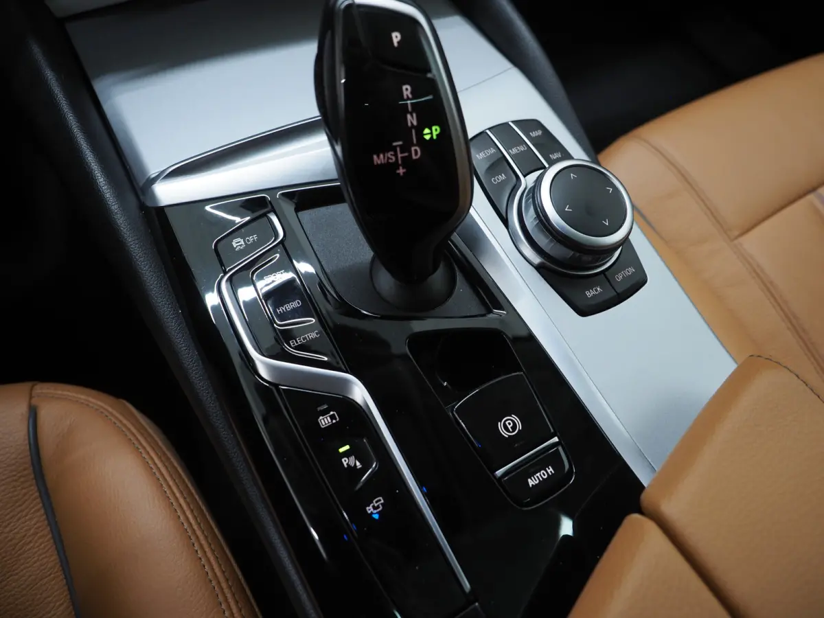 520e | Panoramadak | LED Grille | Trekhaak | Leder | HUD | 360 | Dodehoek | Sfeerlicht | Memory | Carplay