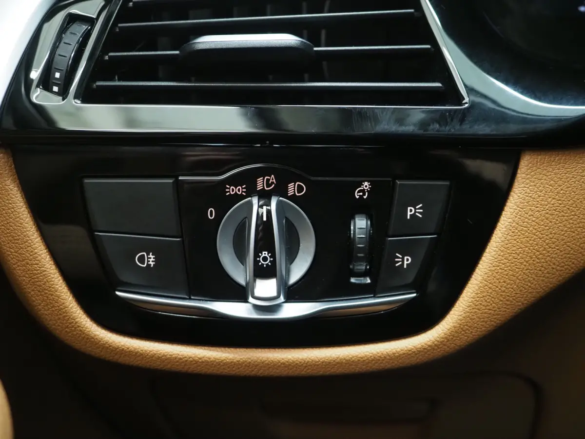 520e | Panoramadak | LED Grille | Trekhaak | Leder | HUD | 360 | Dodehoek | Sfeerlicht | Memory | Carplay