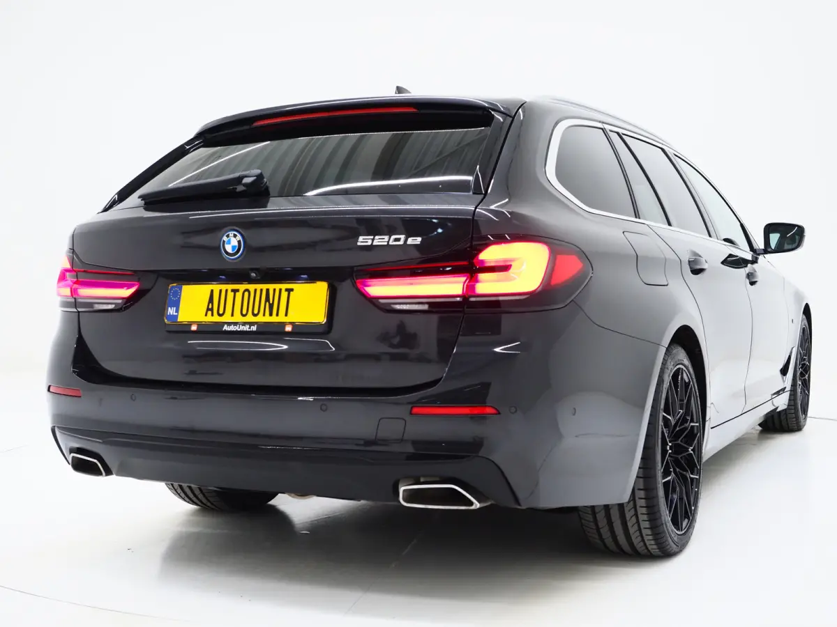 520e | Panoramadak | LED Grille | Trekhaak | Leder | HUD | 360 | Dodehoek | Sfeerlicht | Memory | Carplay