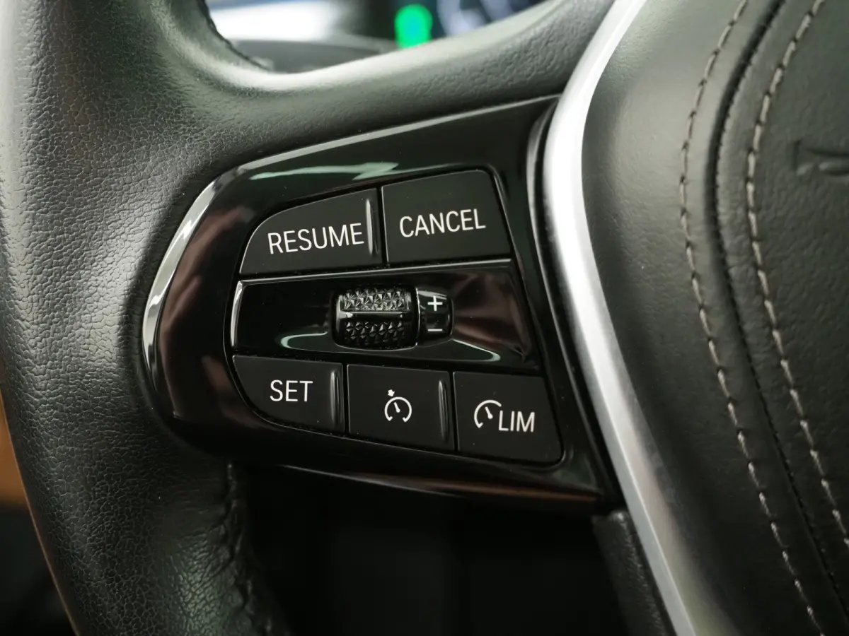 520e | Panoramadak | LED Grille | Trekhaak | Leder | HUD | 360 | Dodehoek | Sfeerlicht | Memory | Carplay