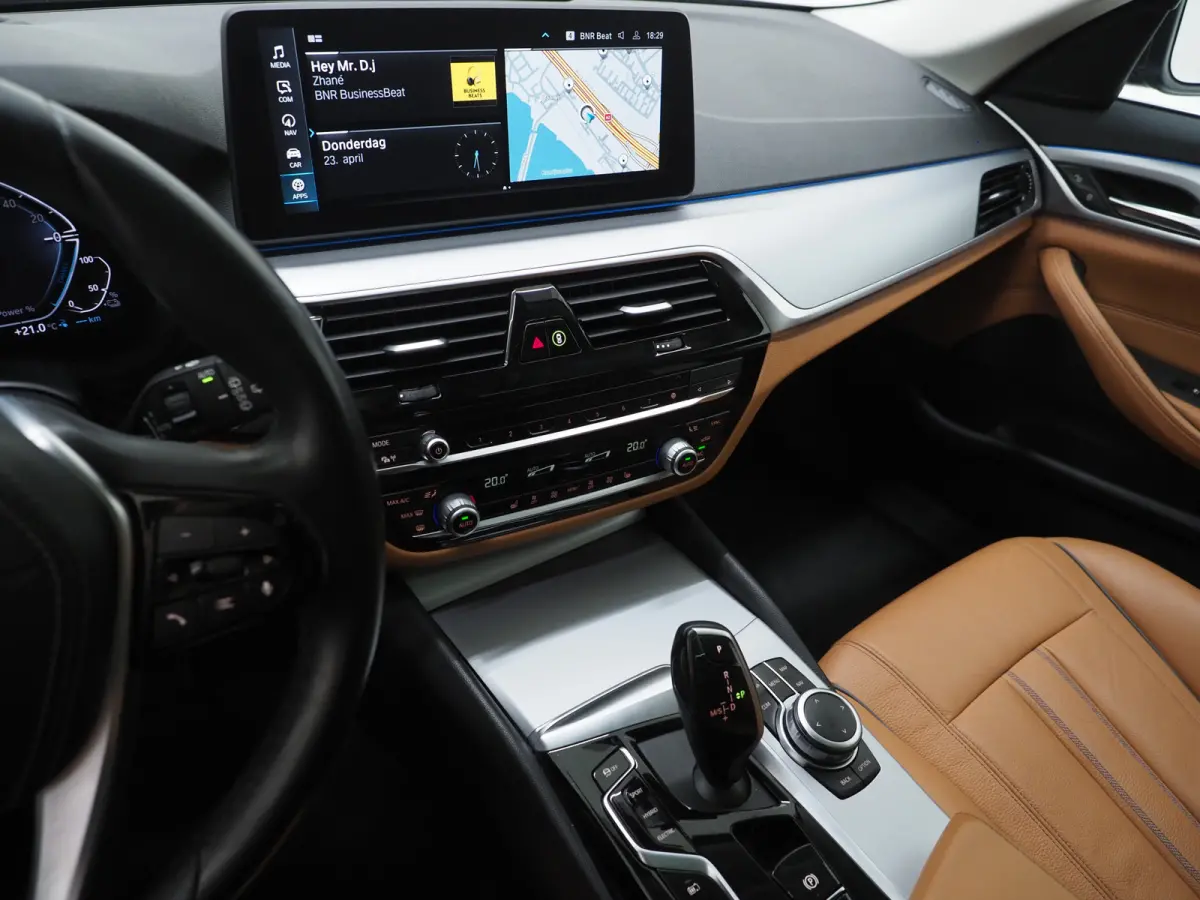 520e | Panoramadak | LED Grille | Trekhaak | Leder | HUD | 360 | Dodehoek | Sfeerlicht | Memory | Carplay