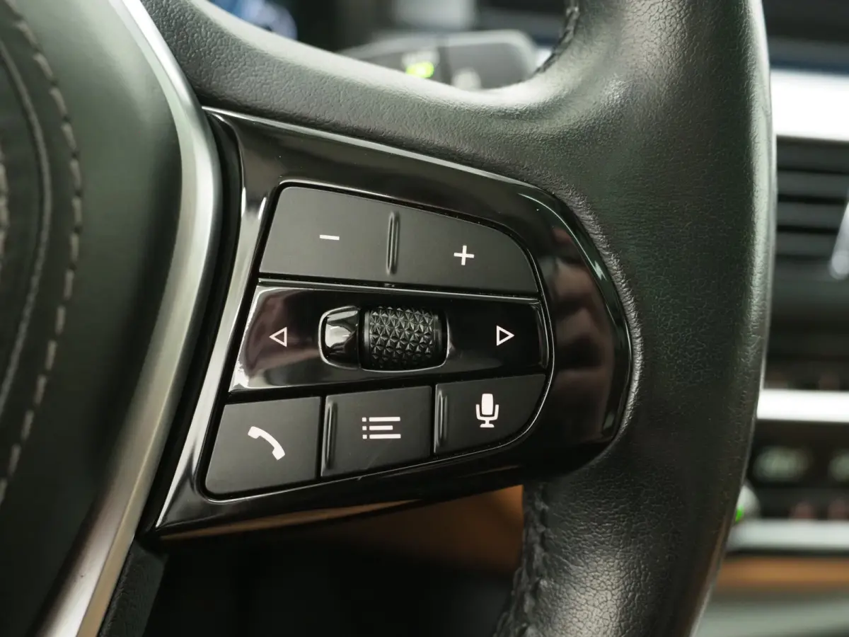 520e | Panoramadak | LED Grille | Trekhaak | Leder | HUD | 360 | Dodehoek | Sfeerlicht | Memory | Carplay