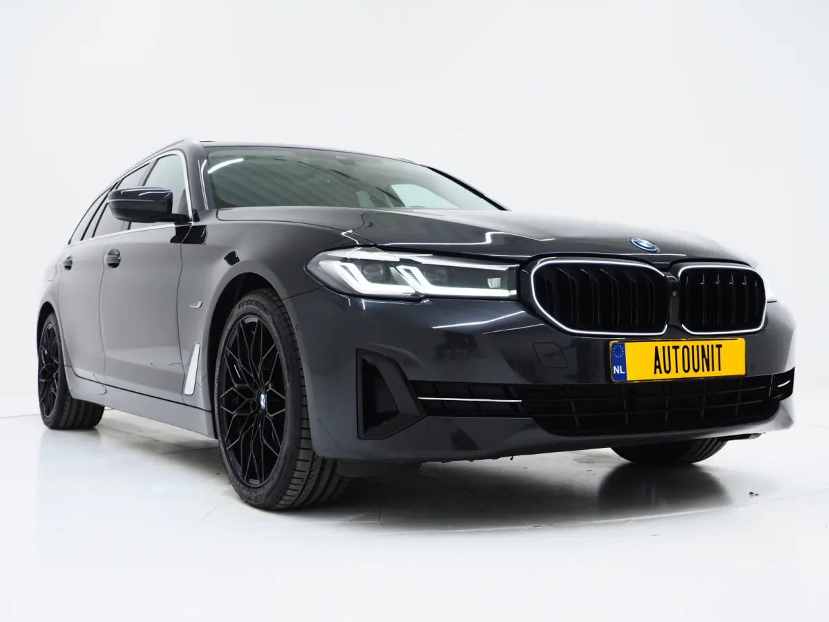 520e | Panoramadak | LED Grille | Trekhaak | Leder | HUD | 360 | Dodehoek | Sfeerlicht | Memory | Carplay