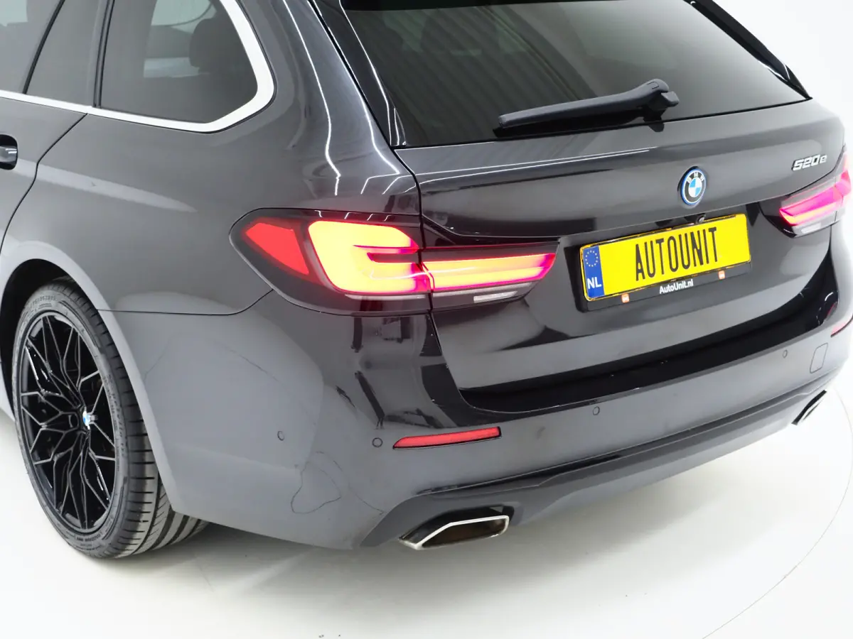 520e | Panoramadak | LED Grille | Trekhaak | Leder | HUD | 360 | Dodehoek | Sfeerlicht | Memory | Carplay