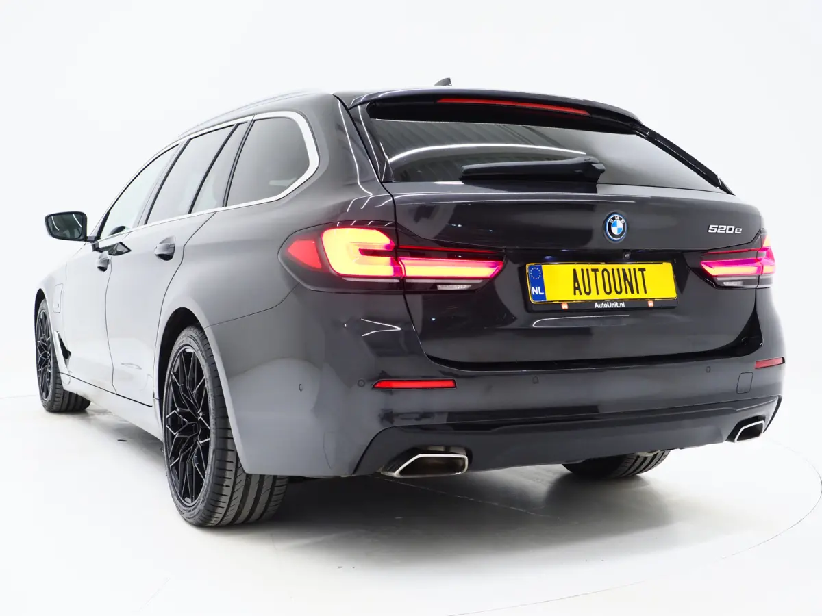520e | Panoramadak | LED Grille | Trekhaak | Leder | HUD | 360 | Dodehoek | Sfeerlicht | Memory | Carplay