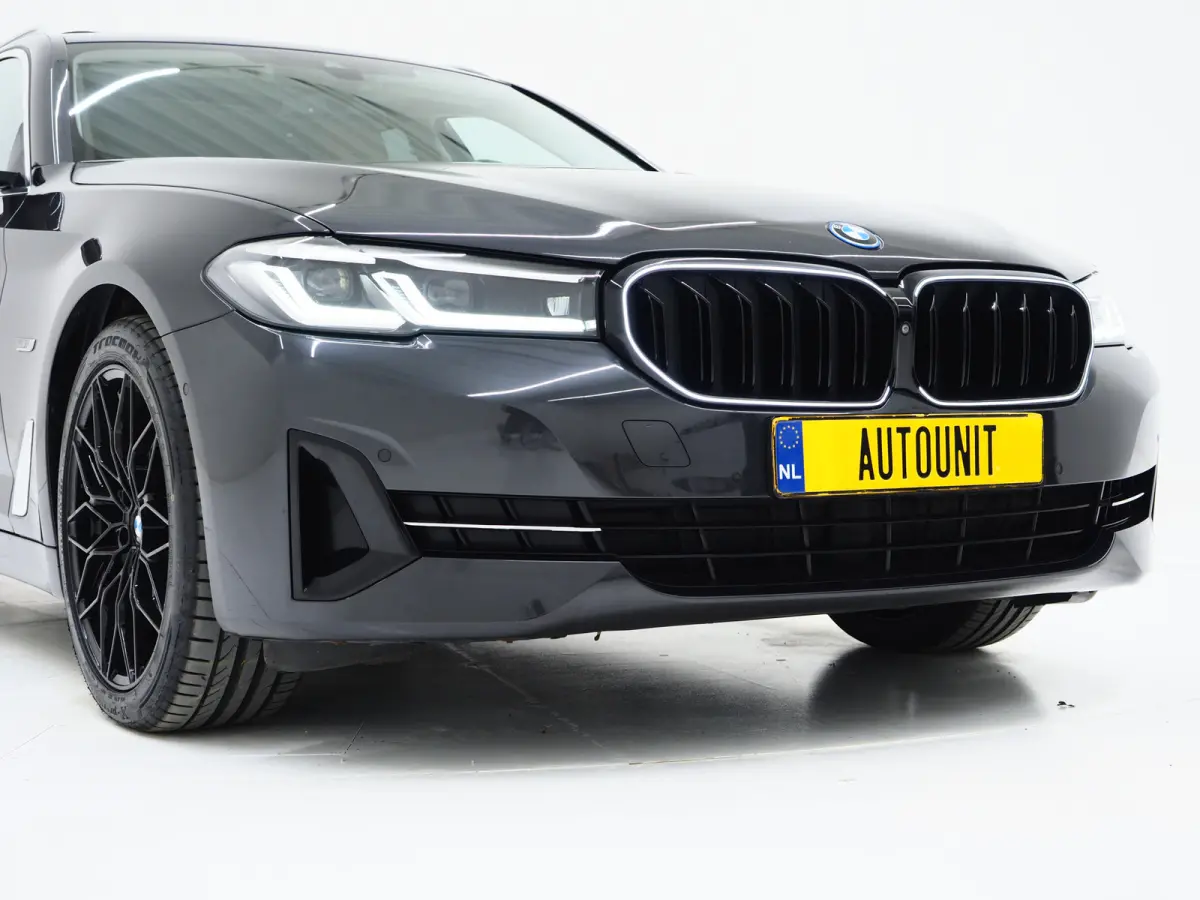 520e | Panoramadak | LED Grille | Trekhaak | Leder | HUD | 360 | Dodehoek | Sfeerlicht | Memory | Carplay