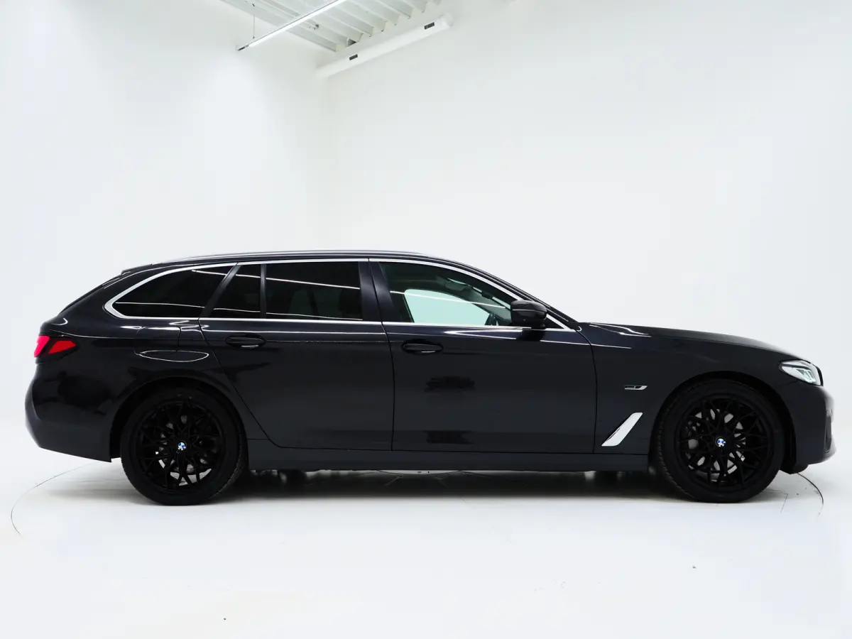 520e | Panoramadak | LED Grille | Trekhaak | Leder | HUD | 360 | Dodehoek | Sfeerlicht | Memory | Carplay